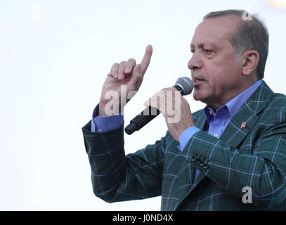 Istanbul, Türkei. 15. April 2017. Der türkische Präsident Recep Tayyip Erdogan hält eine Rede bei einer Veranstaltung des Wahlkampfes in Sariyer, in der Nähe von Istanbul, Türkei, 15. April 2017 schließen. Türkische Wähler gehen an die Wahlurnen über eine Verfassungsänderung zur Einführung eines Präsidialsystems entscheiden, die Präsident Erdogan mehr Macht verleihen würde. Foto: Michael Kappeler/Dpa/Alamy Live News Stockfoto