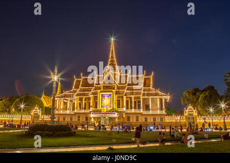 Der Palast wurde gebaut, nachdem König Norodom die königliche Hauptstadt von oudong verlegt von Phnom Penh in der Mitte des 19. Jahrhunderts nach Phnom. Es liegt auf einer alten Zitadelle namens Banteay kev gebaut wurde. Es blickt nach Osten und liegt am westlichen Ufer des Kreuzes Abteilung des Tonle Sap Fluss gelegen und den Fluss Mekong chaktomuk genannt (eine Anspielung auf Brahma). Stockfoto