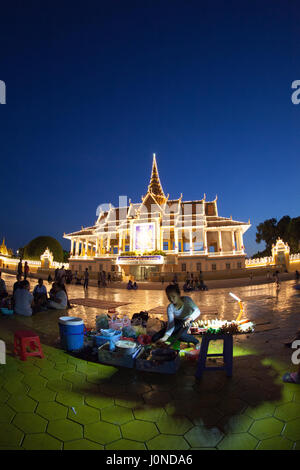 Der Palast wurde gebaut, nachdem König Norodom die königliche Hauptstadt von oudong verlegt von Phnom Penh in der Mitte des 19. Jahrhunderts nach Phnom. Es liegt auf einer alten Zitadelle namens Banteay kev gebaut wurde. Es blickt nach Osten und liegt am westlichen Ufer des Kreuzes Abteilung des Tonle Sap Fluss gelegen und den Fluss Mekong chaktomuk genannt (eine Anspielung auf Brahma). Stockfoto