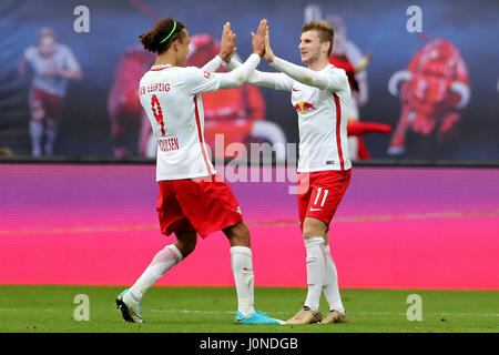 Fußball: Bundesliga, RB Leipzig - SC Freiburg, 29. Spieltag in der Red Bull Arena, Leipzig, Deutschland, 15. April 2017. Leipzigs Yussuf Poulsen (L) und Timo Werner feiern nach dem Tor bringen die Gäste auf 2:0. (EMBARGO Bedingungen - Achtung: der DFB verbietet die Nutzung und Veröffentlichung der sequentiellen Bilder über das Internet und andere Online-Medien während des Spiels (inkl. Pause). ACHTUNG: SPERRUNG ZEITRAUM! Die DFB ermöglicht die weitere Nutzung und Veröffentlichung der Bilder für mobile Dienste (vor allem MMS) und DVB-H und DMB erst nach dem Ende des Spiels.) Foto Stockfoto