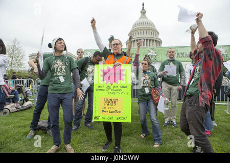 Washington, District Of Columbia, USA. 15. April 2017. Demonstranten singen während des Marsches Steuer, um Präsident Donald Trump seine Steuern in Washington, DC am 15. April 2017 veröffentlichen zu fördern. Bildnachweis: Alex Edelman/ZUMA Draht/Alamy Live-Nachrichten Stockfoto