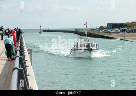 Ein Tauchboot zurück zum Hafen in Littlehampton, West Sussex, England. Stockfoto