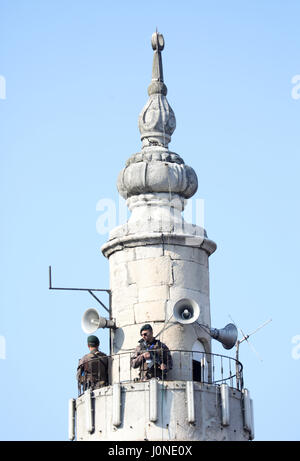 Istanbul, Türkei. 15. April 2017. Soldaten bewachen auf dem Turm einer Moschee während einer Veranstaltung des Wahlkampfes in Sariyer, in der Nähe von Istanbul, Türkei, 15. April 2017 schließen. Türkische Wähler gehen an die Wahlurnen über eine Verfassungsänderung zur Einführung eines Präsidialsystems entscheiden, die Präsident Erdogan mehr Macht verleihen würde. Foto: Michael Kappeler/Dpa/Alamy Live News Stockfoto