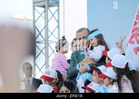 Istanbul, Türkei. 15. April 2017. Der türkische Präsident Recep Tayyip Erdogan hält ein Kind bei einer Veranstaltung des Wahlkampfes in Sariyer, in der Nähe von Istanbul, Türkei, 15. April 2017 schließen. Türkische Wähler gehen an die Wahlurnen über eine Verfassungsänderung zur Einführung eines Präsidialsystems entscheiden, die Präsident Erdogan mehr Macht verleihen würde. Foto: Michael Kappeler/Dpa/Alamy Live News Stockfoto