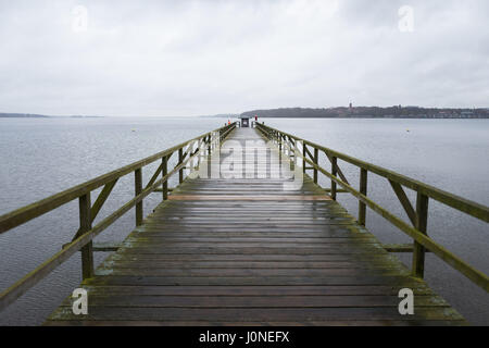 Flensburg, Deutschland. 14. April 2017. Bild von einem Pier in Flensburg, Deutschland, aufgenommen am 14. April 2017. Foto: Jörg Carstensen/Dpa/Alamy Live News Stockfoto