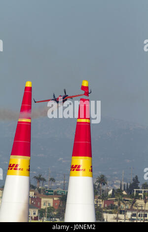 San Diego, USA. 14. April 2017. Menschenmengen säumen die Strände, Dächer, oder überall sie können, um einen Blick auf die Flugzeuge durch schreien erhaschen. Nicolas Ivanoff Frankreichs führt während des Trainings in der zweiten Phase des Red Bull Air Race World Championship in San Diego, Vereinigte Staaten von Amerika am 14. April 2017. Bildnachweis: Daren Fentiman/ZUMA Draht/Alamy Live-Nachrichten Stockfoto