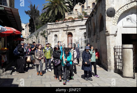 Jerusalem, Israel. 8. März 2017. Ein Pilger trägt ein hölzernes Kreuz entlang der Via Dolorosa auf ihrem Weg zur Kirche des Heiligen Grabes in Jerusalem, Israel, 8. März 2017. Pilger können Kreuze mieten vor Ort nach dem Weg auf der Via Dolorosa. Foto: Stefanie Järkel/Dpa/Alamy Live News Stockfoto