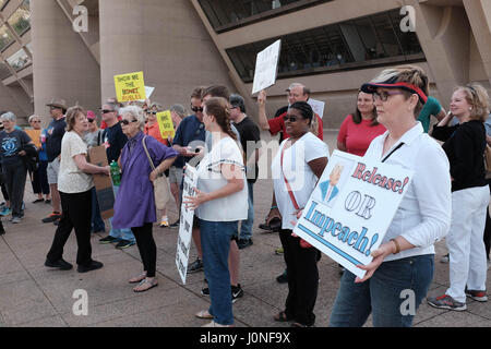 Dallas, Texas USA. 15. April 2017. Steuer März Demonstranten versammeln sich in Dallas City Hall fordert Präsident Donald Trump seine Einkommensteuererklärungen freizugeben.  Keith Adamek/Alamy Live-Nachrichten Stockfoto