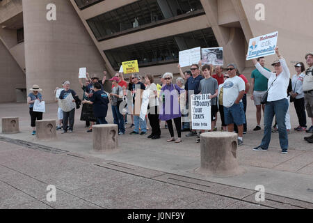 Dallas, Texas USA. 15. April 2017. Steuer März Demonstranten versammeln sich in Dallas City Hall fordert Präsident Donald Trump seine Einkommensteuererklärungen freizugeben.  Keith Adamek/Alamy Live-Nachrichten Stockfoto