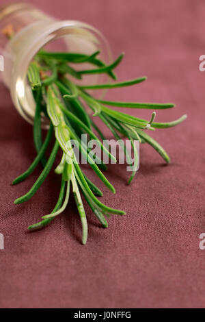 Stillleben mit Lavendel sprießen auf textilen Hintergrund mit geringen Schärfentiefe Stockfoto