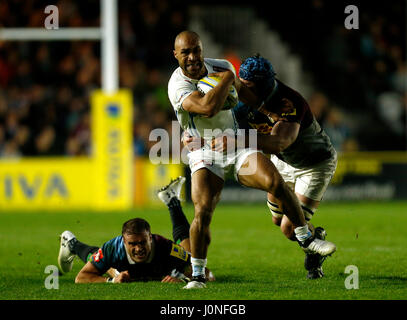 Exeter Olly Woodburn (Mitte) von James Horwill und Jamie Roberts Harlequins während des Spiels der Aviva Premiership in Twickenham Stoop, London in Angriff genommen wird. Stockfoto