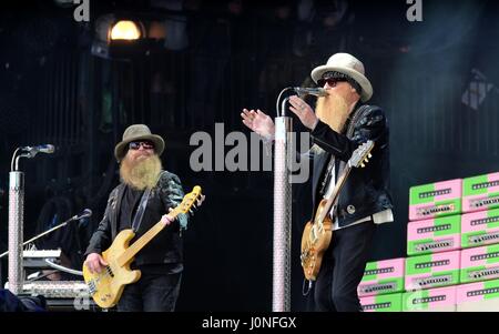 Glastonbury Festival - 24. Juni 2016: Amerikanische band ZZ Top mit Billy Gibbons und Dusty Hill auf der Pyramide Bühne Stockfoto