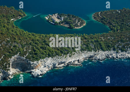 Luftaufnahme von Meersalzseen auf der Insel Mljet mit Benediktinerkloster, Kroatien Stockfoto