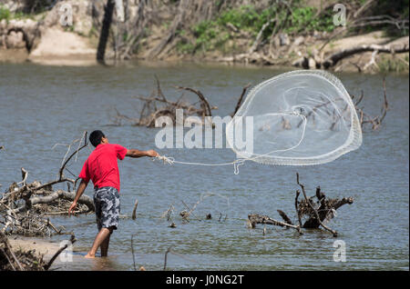 Ein Mann von einem Fluss mit einem Netz fischen. Texas, USA Stockfoto