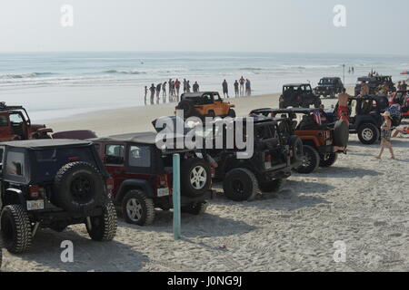 Jeep-Woche in Daytona Beach Tausende von Jeeps am Strand und auf den Hindernis-Parcours auf dem Daytona Speedway Stockfoto