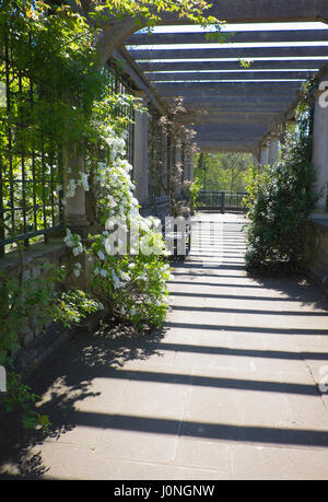 Eine Terrasse im Garten mit weitläufigen Blick über Hampstead Heath Hill und georgischen Pavillon Stockfoto