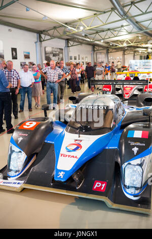 Besucher sehen Peugeot 908 HDI FAP 2009 Diesel-Rennwagen auf der Ausstellung Musée an Le Mans Rennstrecke, Frankreich Stockfoto