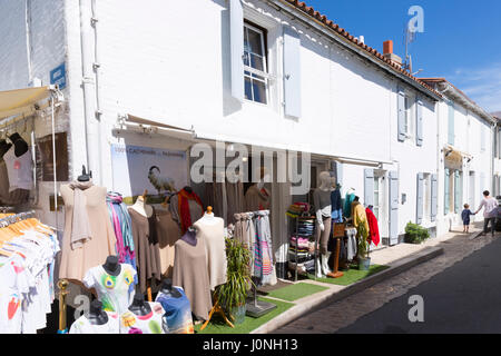 Typische Straße Szene Damen Kleidung Mode Shop und Geschenke zum Verkauf auf Urlaub Insel der Ile de Ré, Frankreich Stockfoto