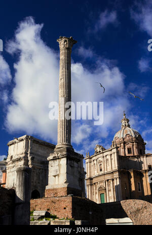 Alte Spalte des byzantinischen Kaisers Phocas mit Barockkirche und Triumphbogen in das Zentrum des Forum Romanum Stockfoto