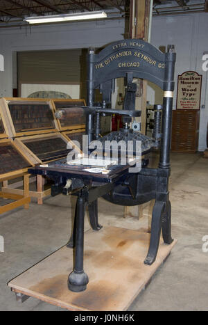Antike Druckmaschine auf dem Display an Hamilton Wood Art Museum, Two Rivers, Wisconsin Stockfoto