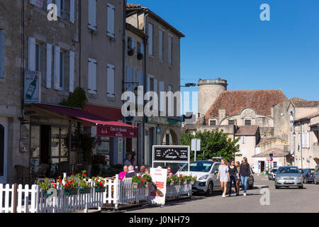 Touristen im Café Bar Restaurant im alten 13. Jahrhundert Bastide befestigte Stadt von Duras in Aquitanien, Frankreich Stockfoto