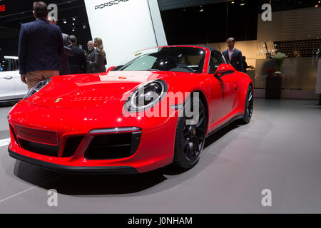New York, NY USA - 13. April 2017: Porsche 911 Targa 4 GTS Auto vorgestellt auf 2017 New York International Auto Show im Jacob Javits Center Stockfoto