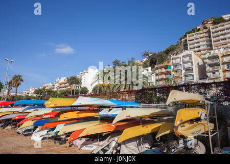 Seekajaks für die Vermietung an einem Strand in der Stadt Blanes, Spanien Stockfoto