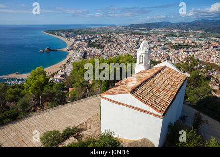 Spanien, Katalonien, Blanes Stadt von oben, die Einsiedelei von San Juan de Blanes (Ermita de Sant Joan Baptista) Kirche auf einem Hügel Stockfoto