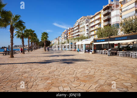 Promenade in Blanes, Spanien, Badeort an der Costa Brava in der Region Katalonien, breiten gepflasterten Boulevard mit Restaurants und Mehrfamilienhäusern zurückgreifen. Stockfoto