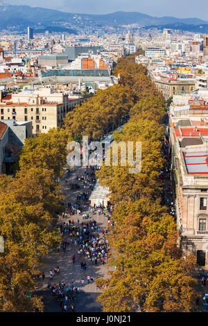 La Rambla - Las Ramblas Straße / Boulevard in Barcelona, Katalonien, Spanien, Stadtzentrum, Ansicht von oben. Stockfoto