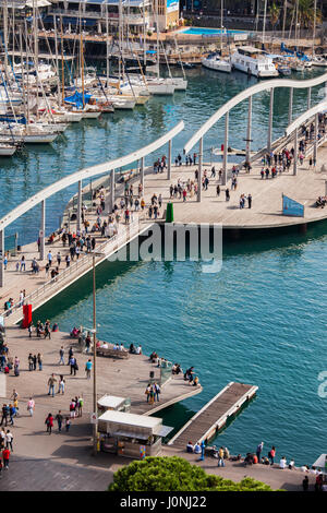 Spanien, Stadt Barcelona, Menschen auf der Rambla de Mar Promenade am Port Vell, Ansicht von oben Stockfoto