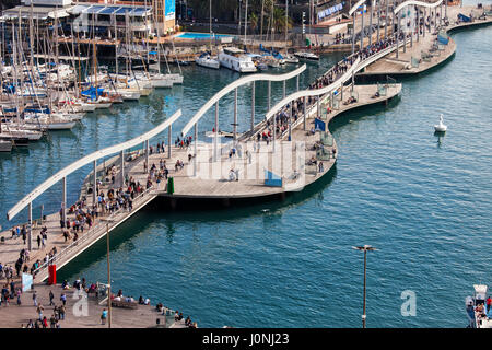 Spanien, Stadt Barcelona, Menschen auf der Rambla de Mar Promenade am Port Vell, Ansicht von oben Stockfoto