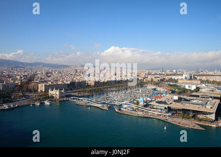 Luftaufnahme der Stadt Barcelona in Katalonien, Spanien, Stadtbild mit Marina Port Vell, Rambla de Mar, Einkaufszentrum Maremagnum. Stockfoto