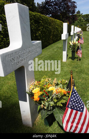 Gräber auf Flanderns Feldern amerikanischen Friedhof sind mit Fahnen geschmückt. Stockfoto