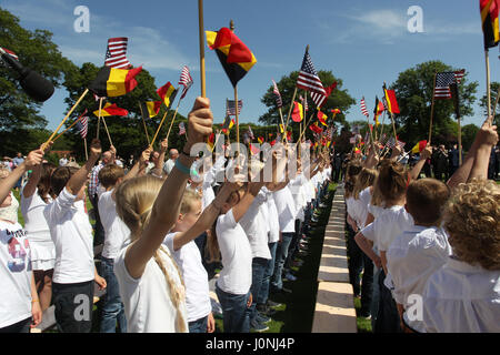 Belgische Schulkinder singen die amerikanische Nationalhymne in Flanders Fields Memorial Day Zeremonie amerikanischen Friedhof Stockfoto