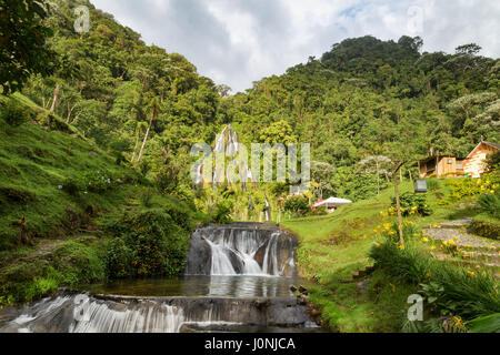 Langzeitbelichtung Wasserfall im Santa Rosa Thermalbad in der Nähe von Santa Rosa de Cabal in Kolumbien. Stockfoto