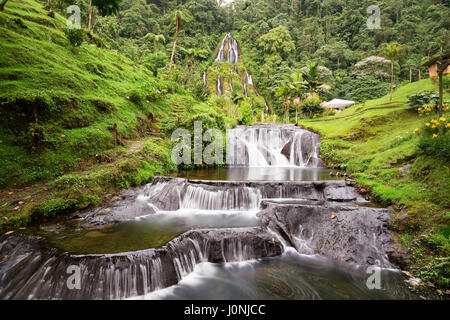 Schöne Langzeitbelichtung Blick auf den Wasserfall in der Nähe der Santa Rosa Thermal Spa in Santa Rosa de Cabal in Kolumbien. Stockfoto