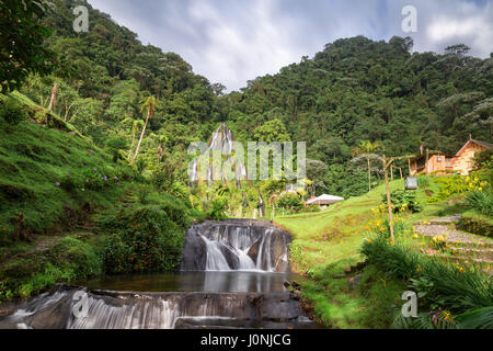 Wasserfall in der Nähe von Santa Rosa Thermalbad in der Nähe von Santa Rosa de Cabal in Kolumbien. Stockfoto