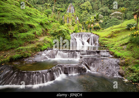 Langzeitbelichtung Blick auf den Wasserfall in der Nähe der Santa Rosa Thermal Spa in Santa Rosa de Cabal in Kolumbien. Stockfoto