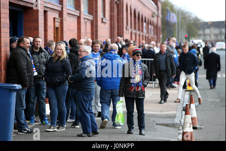 Rangers Fans Schlange vor dem Stadion vor der Ladbrokes Scottish Premier League match im Ibrox Stadium, Glasgow. Stockfoto