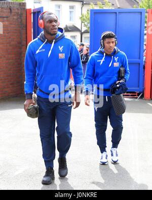 Crystal Palace Christian Benteke (links) kommt im Stadium vor der Premier-League-Spiel im Selhurst Park, London. Stockfoto