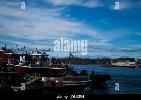 Ein Bild von den Schleppern angedockt am Piscataqua River, Portsmouth, NH. Stockfoto