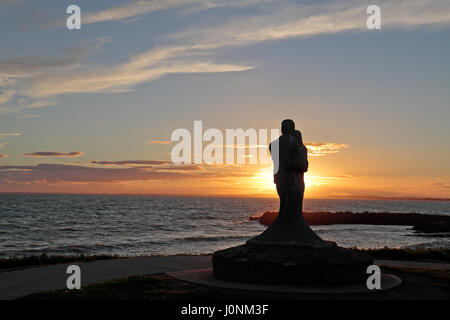 Statue eines trauernden Paares in der Memorial Garden für die auf See verloren in Kilmore Quay, Co. Wexford, Südirland. Stockfoto