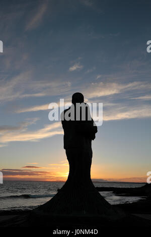 Statue eines trauernden Paares in der Memorial Garden für die auf See verloren in Kilmore Quay, Co. Wexford, Südirland. Stockfoto