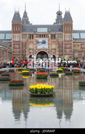 Blumen im Teich vor dem Rijksmuseum, mit vielen touristischen und um Amsterdam-Zeichen. Stockfoto