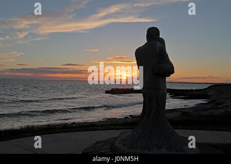 Statue eines trauernden Paares in der Memorial Garden für die auf See verloren in Kilmore Quay, Co. Wexford, Südirland. Stockfoto