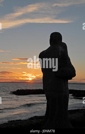 Statue eines trauernden Paares in der Memorial Garden für die auf See verloren in Kilmore Quay, Co. Wexford, Südirland. Stockfoto