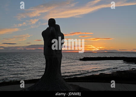 Statue eines trauernden Paares in der Memorial Garden für die auf See verloren in Kilmore Quay, Co. Wexford, Südirland. Stockfoto