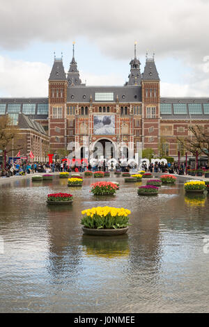 Vorderseite des Rijksmuseums, mit Tulpen im See vor. Amsterdam, Niederlande, Europa. Stockfoto