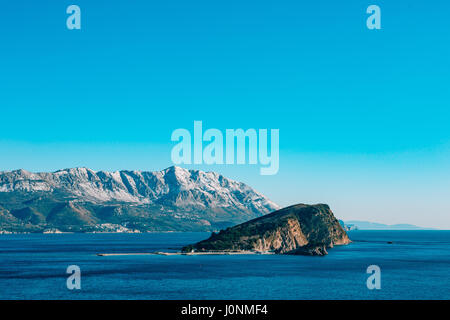 Berge in Montenegro im Schnee, in der Nähe der Küste. Budva. Lovcen. Stockfoto